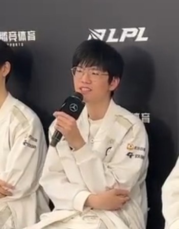 玩上兵法了!Jiejie:第二局亮盲僧是为了给对面点压力 没想选