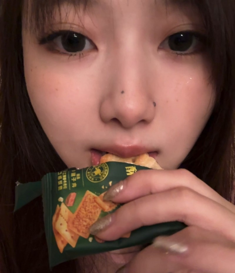 真跟天舒在一起啦?互动主持阿芙晒男友视角:今天吃醉鸡煲