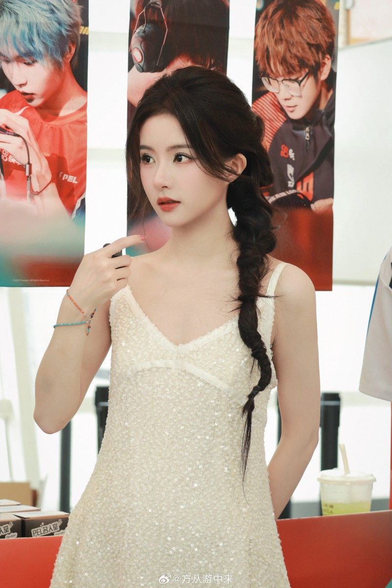 解说方游晒照:我还能再上三个小时! 明天主舞台见!!