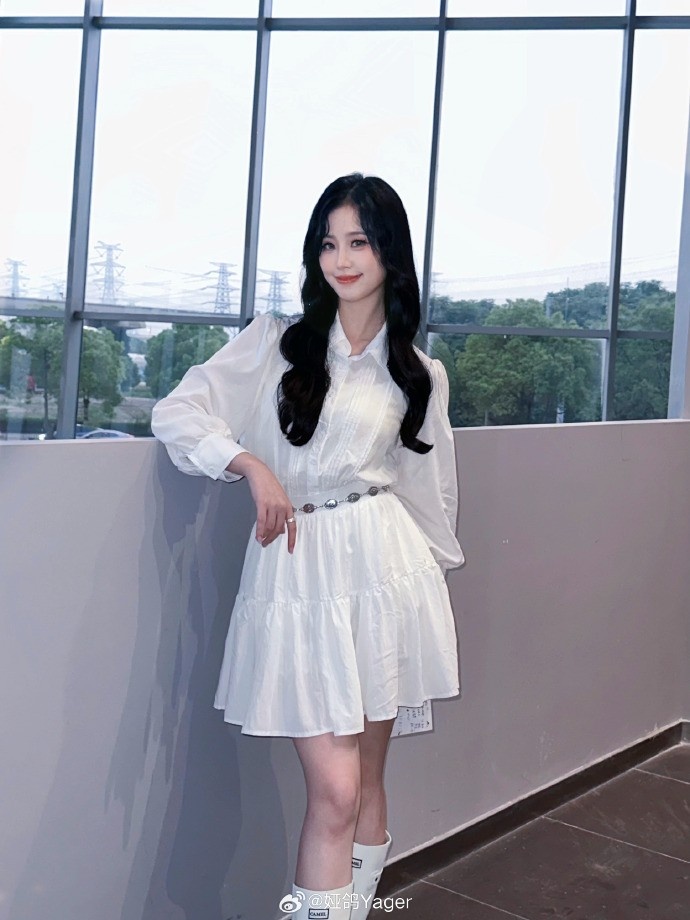 永劫无间主持人娅鸽晒照:整点新的穿搭风格 今日份美图