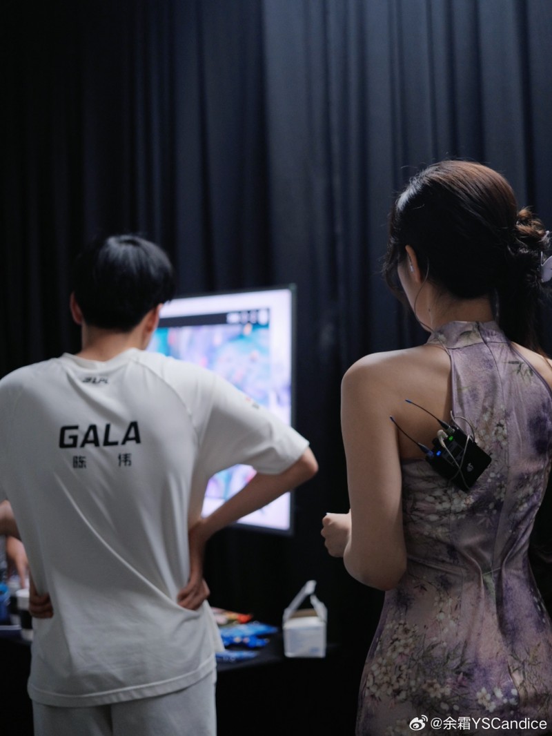 余霜分享今日LPL现场工作照:夏日云霞,暮紫凝烟”~灵魂莲华旗袍