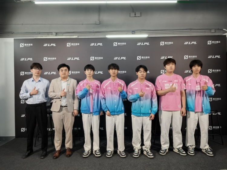 BLG赛后群访 教练:希望大家保持状态 接下来的比赛每场都很重要