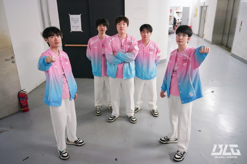 BLG分享确定晋级季后赛赛后合照:灵感来自《哆啦A梦》~