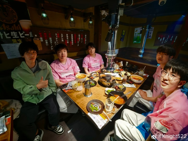 合影没有Wei了！左手发生日聚餐图：希望和队伍一起捧起冠军奖杯