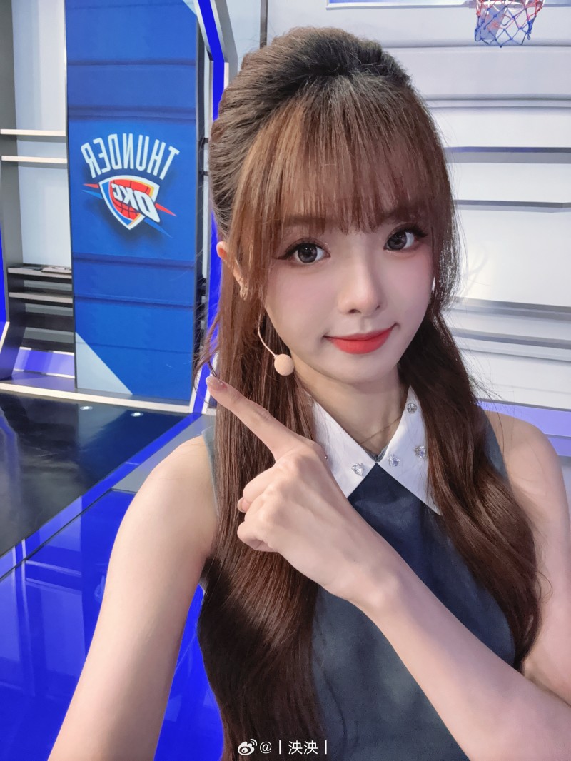 解说完NBA太开心了!解说泱泱晒照:下班之后 阳光正好