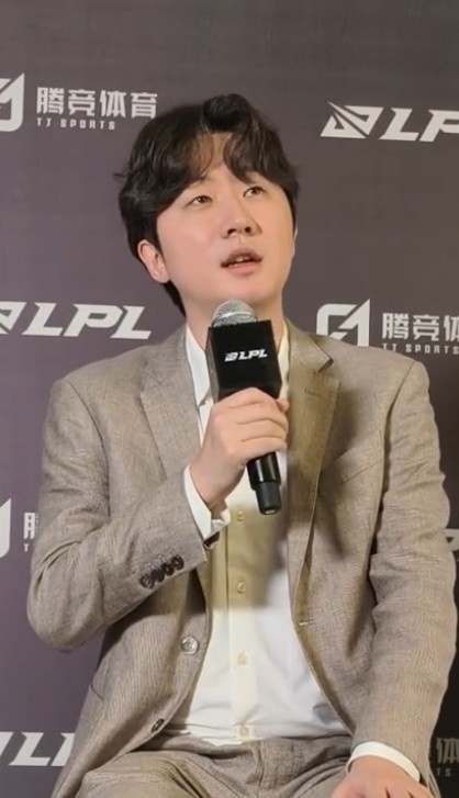 前期劣势怎么来的呢？丹尼教练：中后期选手们积极沟通赢下了比赛