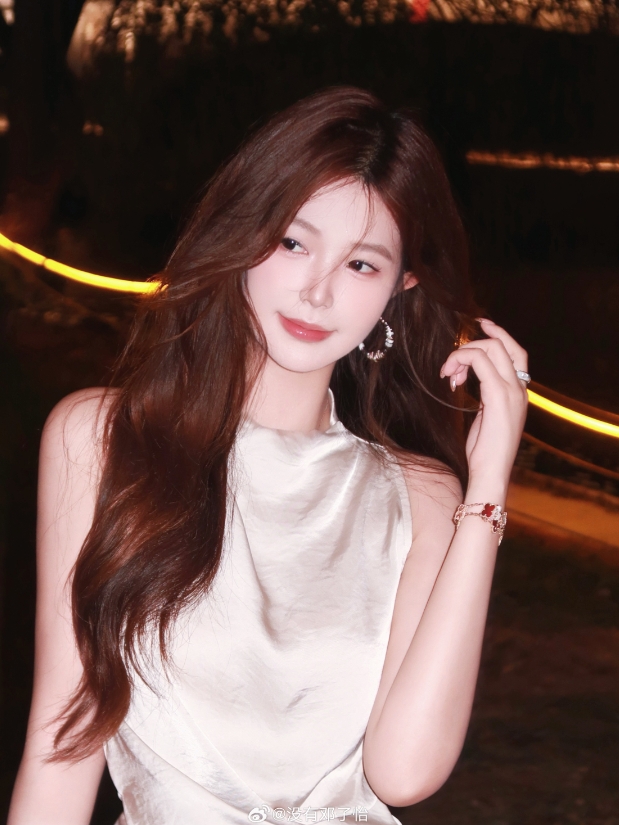 Meiko女友邓子怡晒照:被夜晚偏爱✨