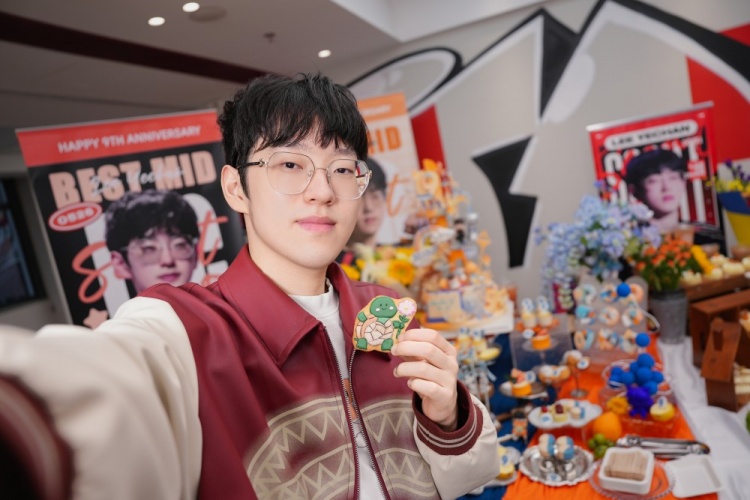 Scout谈出道九周年:感谢粉丝们的祝福和礼物,第九年继续努力!