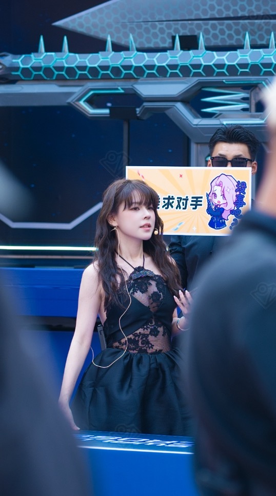 前PUBG美女选手沫子晒照:打卡武汉了 自己做的妆造点评下~