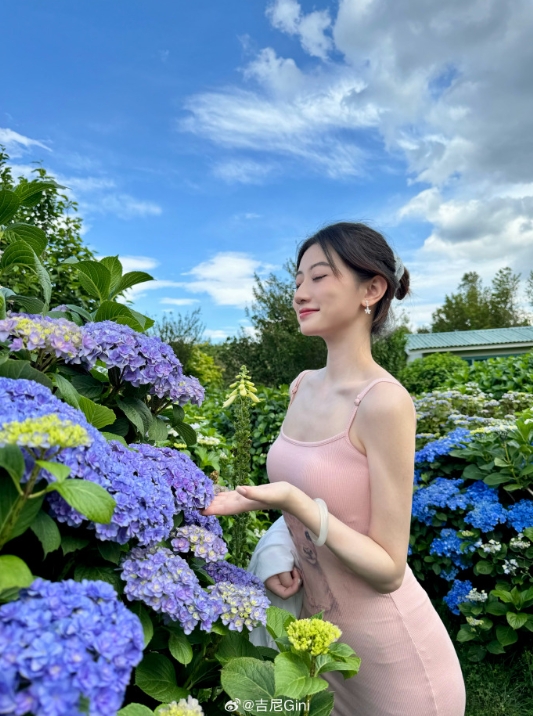 若隐若现?前KPL解说吉尼Gini分享美照:粉色包臀裙尽显窈窕身材