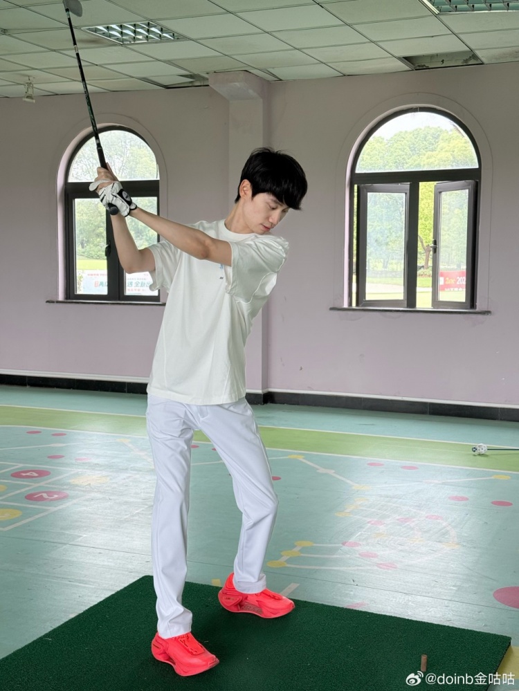 这么潇洒?Doinb晒出打高尔夫球照片:是时候表演真正的技术了