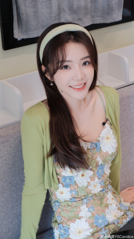 胸前怎么还有小黑子？余霜晒照：青提味的夏天 绿色穿搭清新一夏～