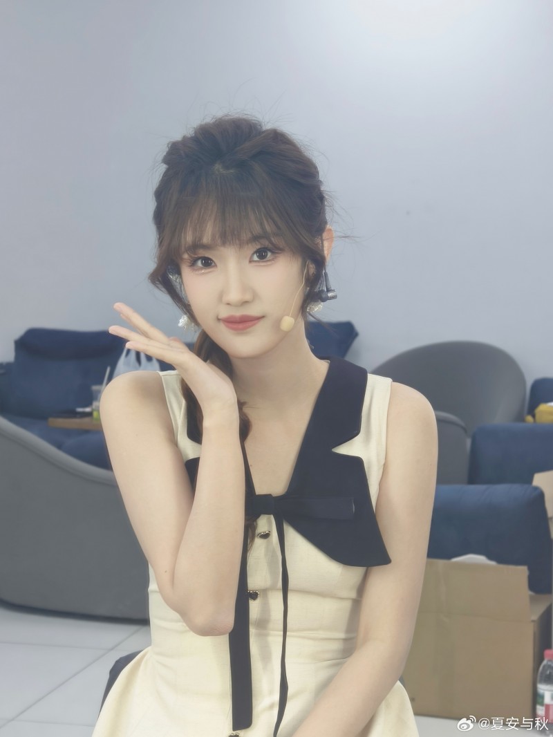 今天是温柔安!LPL女主持夏安晒照:小小麻花辫嘎嘎嘎