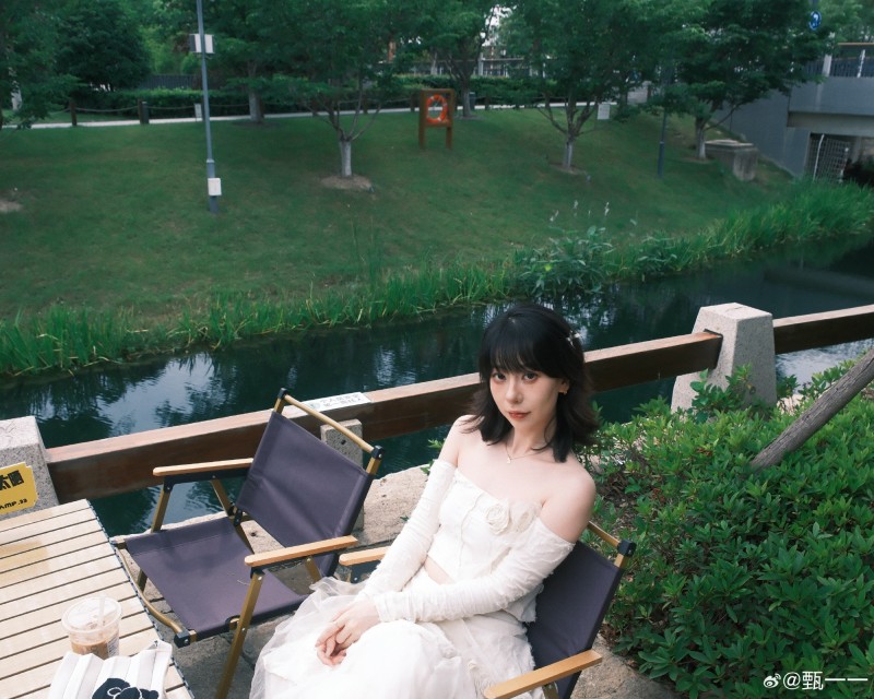 纯欲媚眼天花板！永劫无间解说甄一一晒照：hi