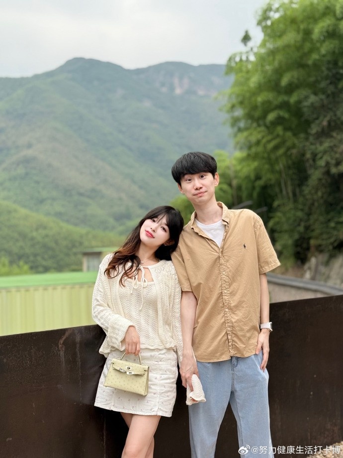 幸福生活😇糖小幽分享与Doinb的旅游照片