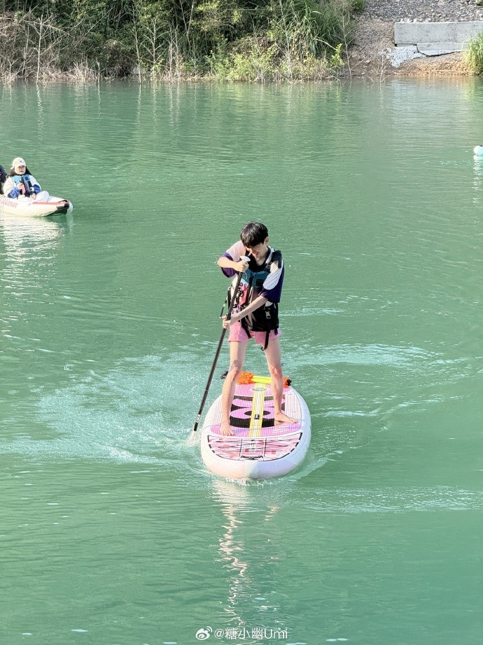 糖小幽分享旅游照:在安吉…有人摸鱼,有人翻船,有人锄地…