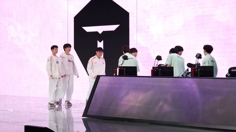 0-12谁带的妹妹！上海iGvsTES现场观众直呼：这机器诗人啊❓