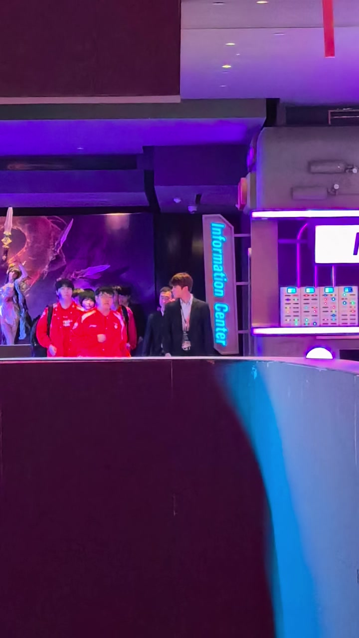 TES众人离开场馆结束今日工作，场馆女粉丝纷纷为其加油💪