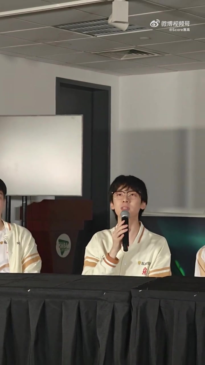 怎么能说不会玩呢？宝蓝：小时候学过抽陀螺 现在不会玩了