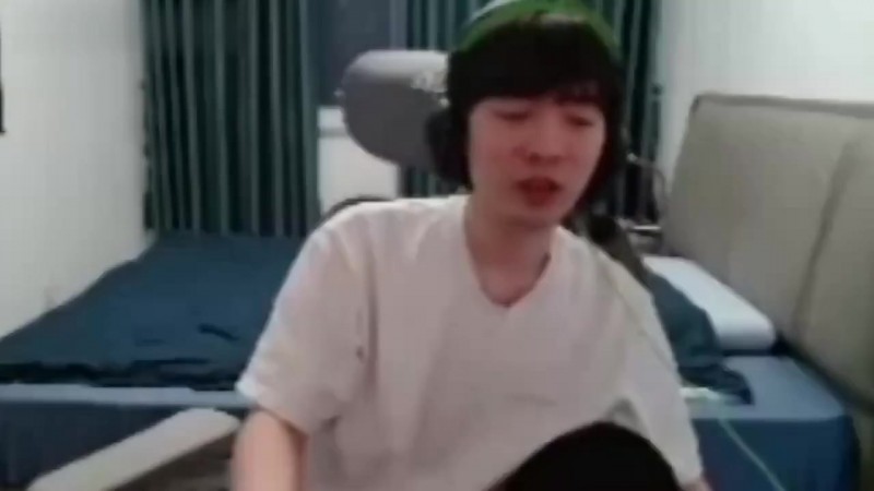 Cryin：我感觉S9的Uzi比S8厉害啊，伤害占比经常干到四五十