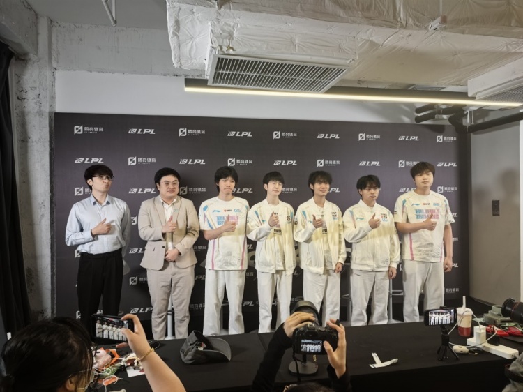 BLG赛后群访 Elk:淘汰赛不管面对谁都一样 我们的配合比对面好