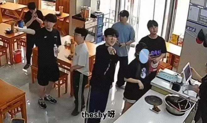 被打成人机的原因找到了?iG选手们赛前吃了牛肉面!