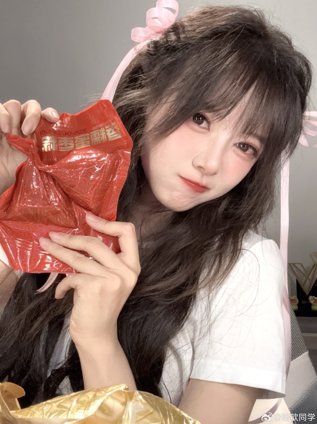 主持骆歆晒照:幸福二选一! 是猪肉粽还是蜜枣粽~