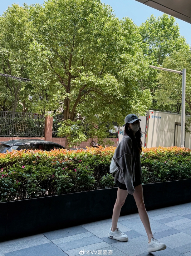 无畏契约女主持V嘉晒照:谁家好人穿高跟鞋裙子赶飞机啊