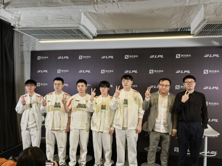 WBG赛后群访 Xiaohu:中路对决各有千秋 队友打的更好一点