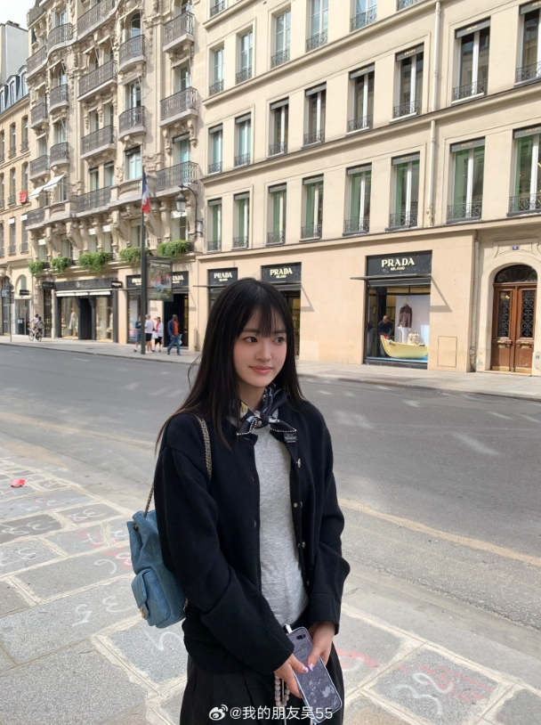 单手提着3万块？！JackeyLove女友55晒旅游照：发送