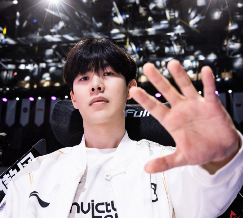 有点小抠😲Theshy出道八年抽奖 50个人分1000元:感谢大家的支持和礼物