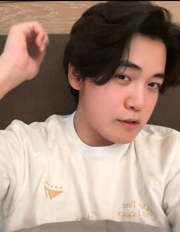 想当造型师了🤗Gumayusi转发了自己的四种发型:还是长发最帅啊