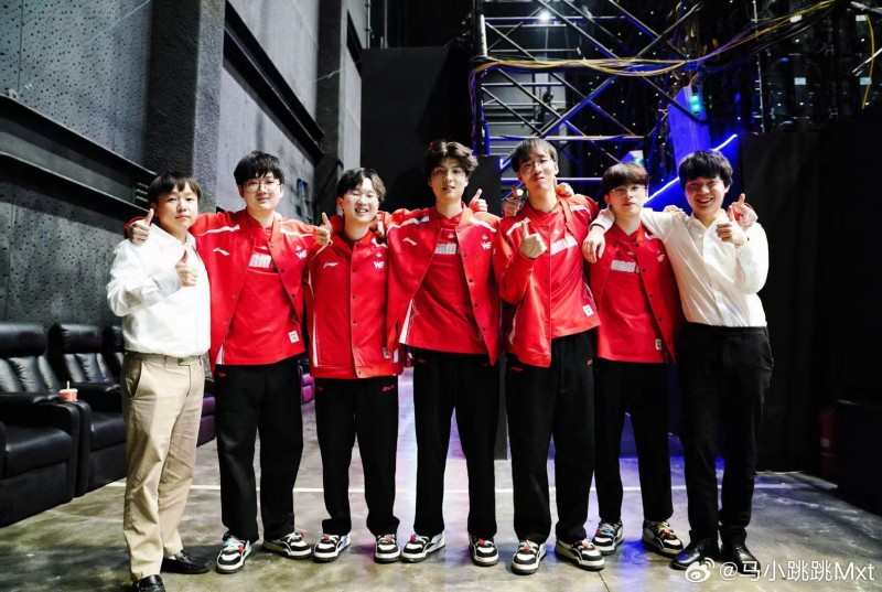 WE主教练赛后分享合照：打职业是6强中单，现在是6强教练，合理！