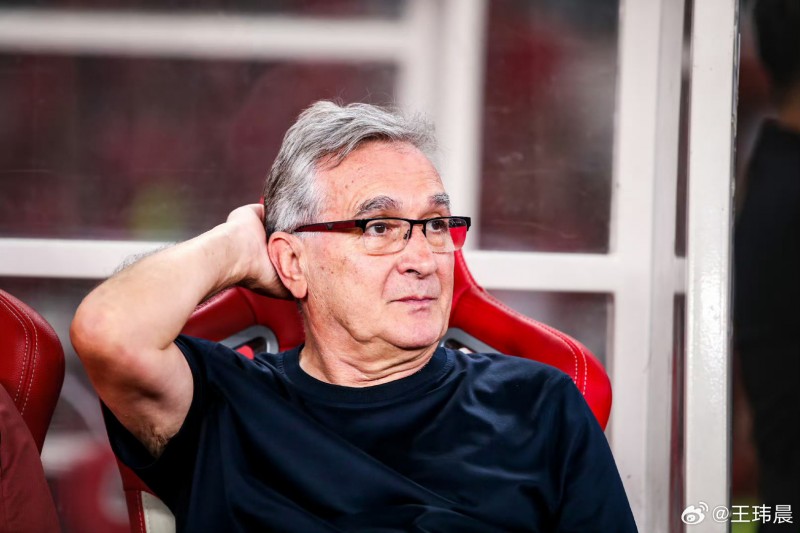 媒体人锐评国足:球员水平实力是不行 但伊万这个老混子比国足球员水平还低