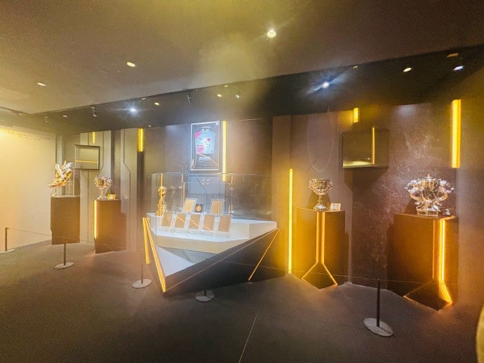 小悠分享Uzi名人堂典礼返图:热爱可抵万难 追光的人终会光芒万丈