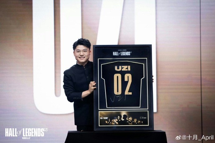 LPL主持十月分享Uzi名人堂典礼返图:图只放五张,因为乌兹YYDS!