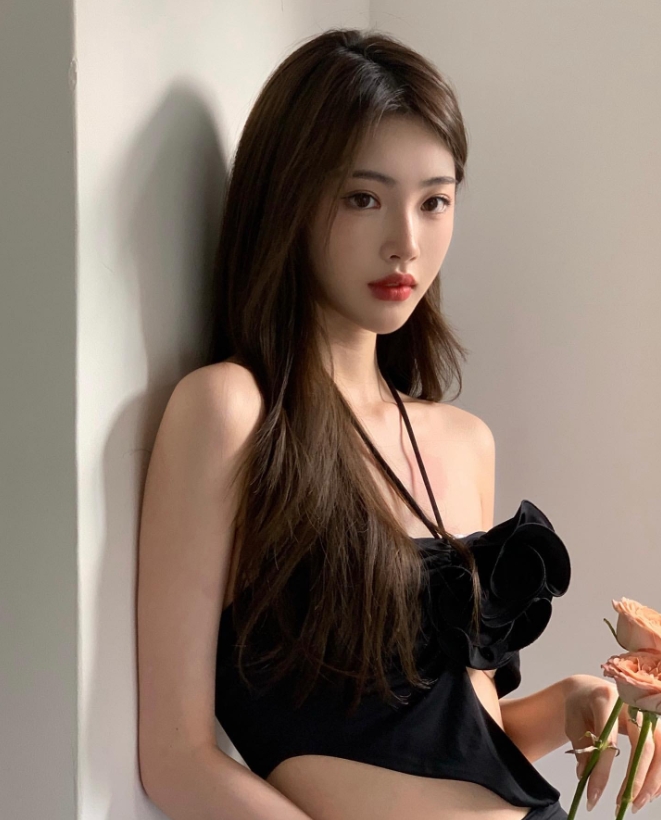 Ming绯闻女友1saye晒照：黑色礼服，顶级颜值~