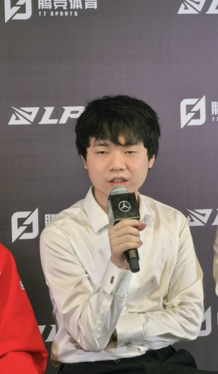 斗来斗去有意思吗？WE教练:大家是一个团队 不会出现谁背锅的情况