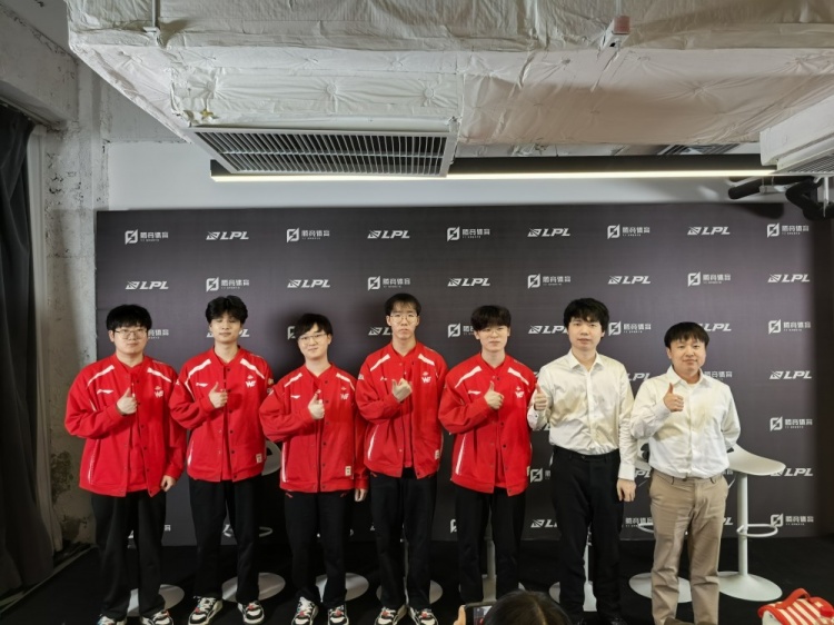 WE赛后群访 教练：决胜局很爽的心情做BP 当选手时还没打过BO5