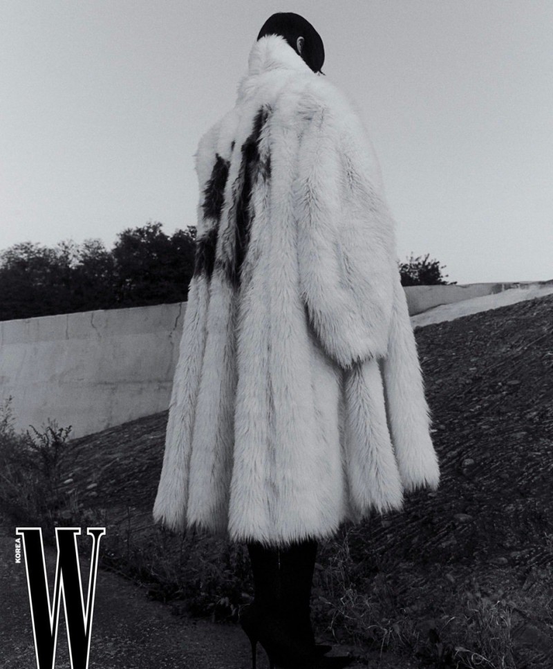 W Korea January 2023💛🖤💐