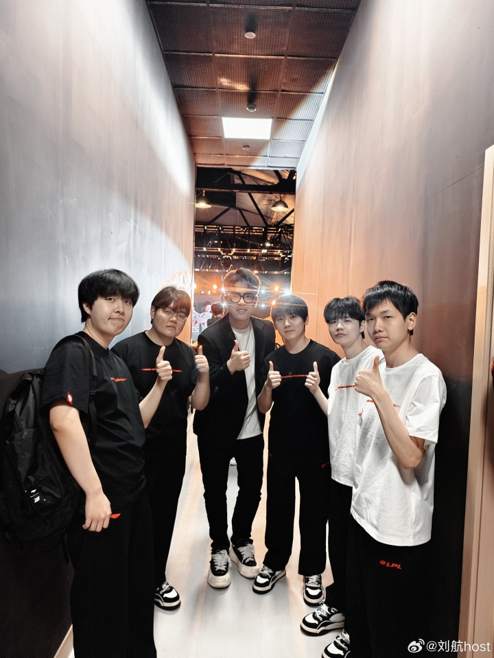 主持刘航晒与TES队员合影:极限主持的一天 TES加油
