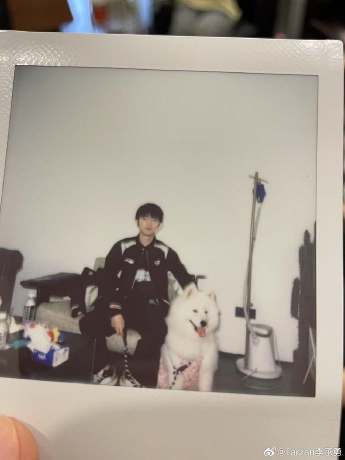 Tarzan分享队友照片：我拍的孩子们，还有金珍洪拍的我