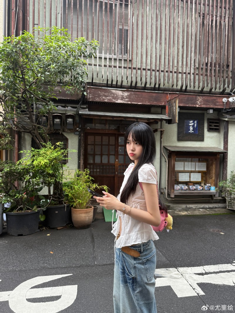 GALA前女友尤里绘晒照:快乐诡秘出游 