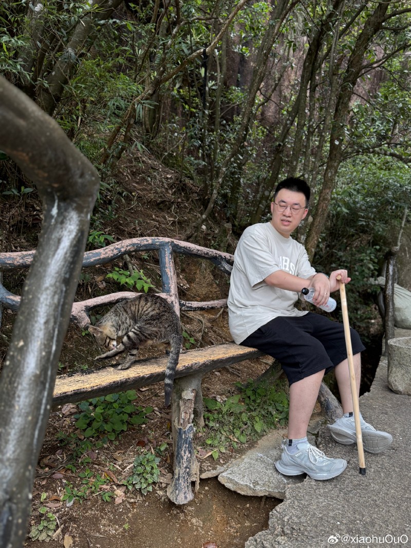 韩国网友看Xiaohu爬山照片：看起来像个40多岁的人，有两个孩子吧