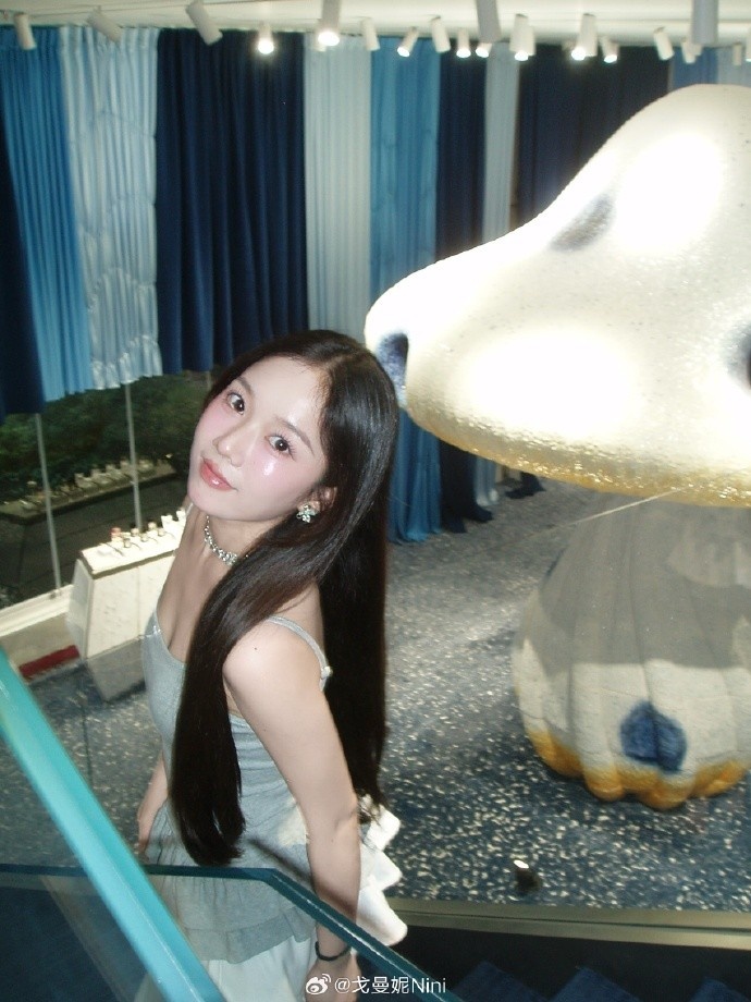 无畏契约主持戈曼妮晒照：带新ccd📸出门玩一下~