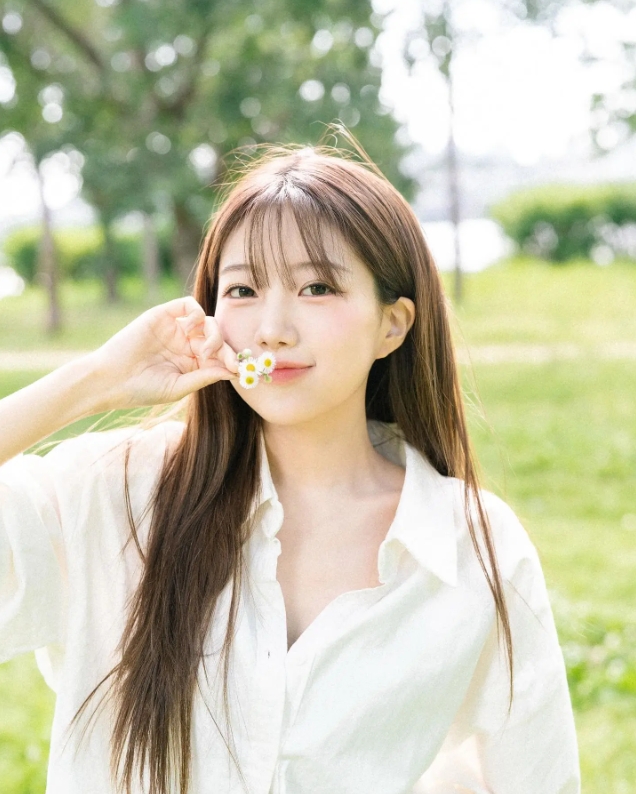 LCK主持李恩彬分享夏日写真：你好呀，夏天~