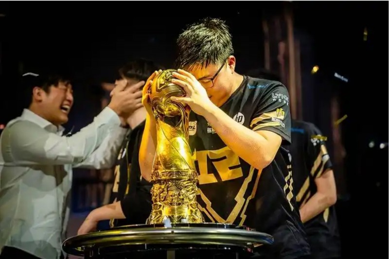 Mlxg的2500万不够啊🤣Uzi再以合同纠纷状告RNG 此前老板被执行1.6亿