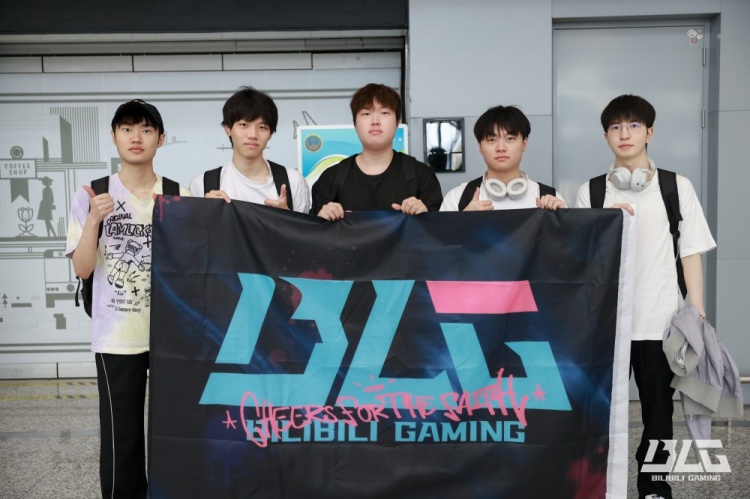 出征MSI!BLG分享选手合照:新的征途 怀揣信念,向胜利出发!