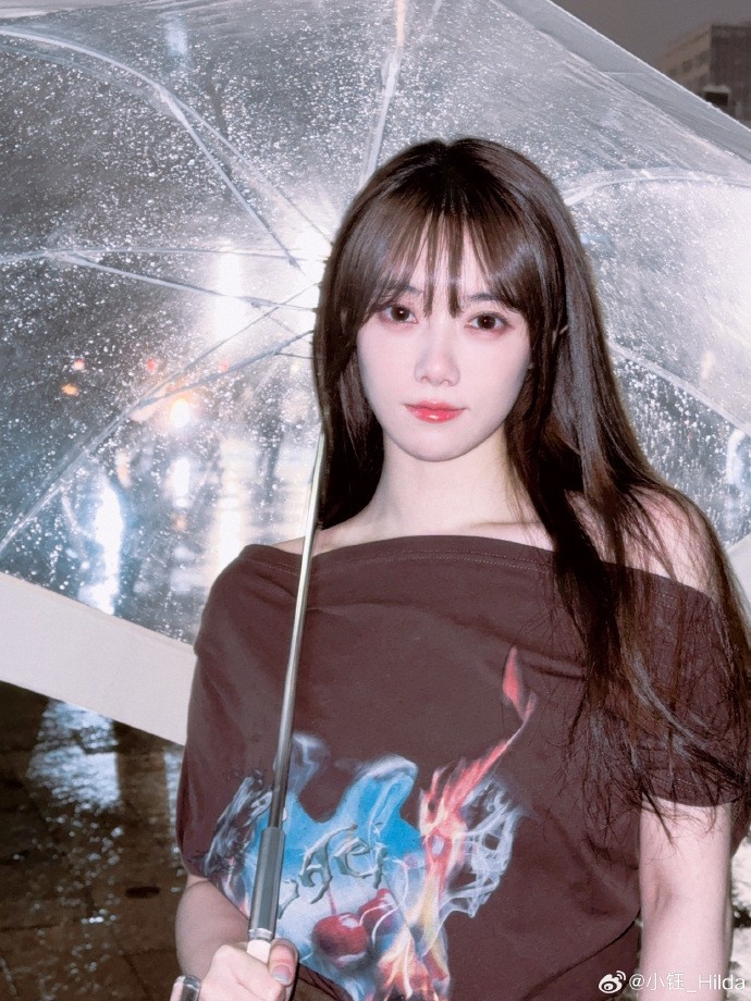 主持小钰晒照:连绵的梅雨季,一会儿开播来找我聊天!