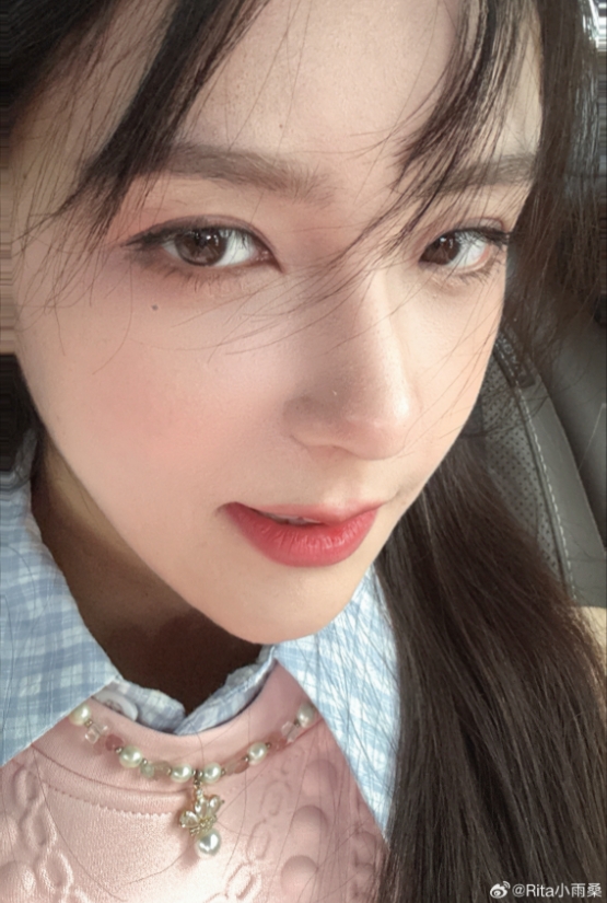 LPL美女解说Rita晒照:已经管不了司机在想啥了! 一顿拍